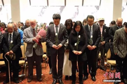 当地时间10日下午,来自华裔、韩裔、菲律宾裔、非裔及白人社区各界人士500余人,向80年前南京大屠杀的死难者默哀,献上白色玫瑰。 当地时间10日下午,来自华裔、韩裔、菲律宾裔、非裔及白人社区各界人士500余人,向80年前南京大屠杀的死难者默哀,献上白色玫瑰。