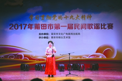 常太山歌-俚歌非遗项目代表性传承人傅碧霞在表演山歌《十月景长工诗》。蔡铱婧 摄 常太山歌-俚歌非遗项目代表性传承人傅碧霞在表演山歌《十月景长工诗》。蔡铱婧 摄