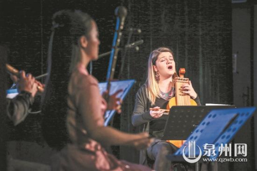 波兰乐团成员一边与泉州南音艺术家共同演奏,一边深情演唱。(陈起拓 摄) 波兰乐团成员一边与泉州南音艺术家共同演奏,一边深情演唱。(陈起拓 摄)
