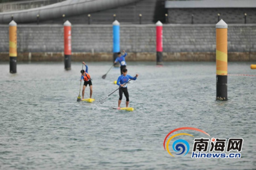 首届中国大学生桨板竞速挑战赛在万宁石梅湾举行。南海网记者高鹏摄 首届中国大学生桨板竞速挑战赛在万宁石梅湾举行。南海网记者高鹏摄