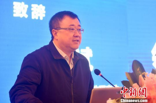 图为全国工商管理专业学位研究生教育指导委员会秘书长、清华大学副校长杨斌致辞。 吕明 摄 图为全国工商管理专业学位研究生教育指导委员会秘书长、清华大学副校长杨斌致辞。 吕明 摄