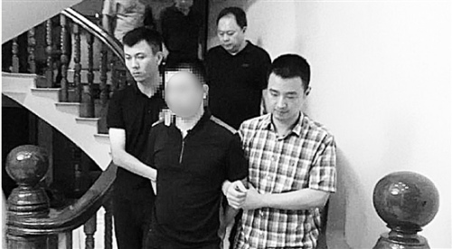 警方收网抓捕嫌疑人。