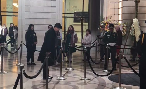 中国驻旧金山副总领事查立友前往市政厅悼念。