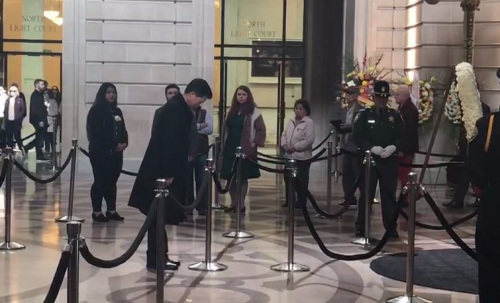 中国驻旧金山副总领事查立友前往市政厅悼念。 中国驻旧金山副总领事查立友前往市政厅悼念。