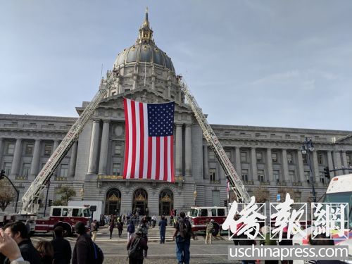 市政大楼前中央广场悬挂起巨大的美国国旗以示哀悼。(侨报记者陈勇青摄) 市政大楼前中央广场悬挂起巨大的美国国旗以示哀悼。(侨报记者陈勇青摄)