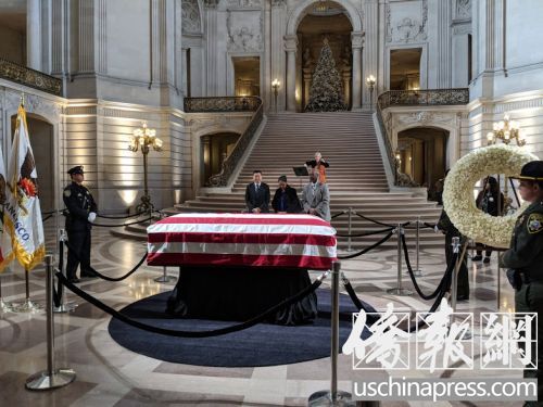 李孟贤市长的棺木覆盖着美国国旗,静静地安置在市政府大厅中央让民众拜祭。(侨报记者陈勇青摄) 李孟贤市长的棺木覆盖着美国国旗,静静地安置在市政府大厅中央让民众拜祭。(侨报记者陈勇青摄)