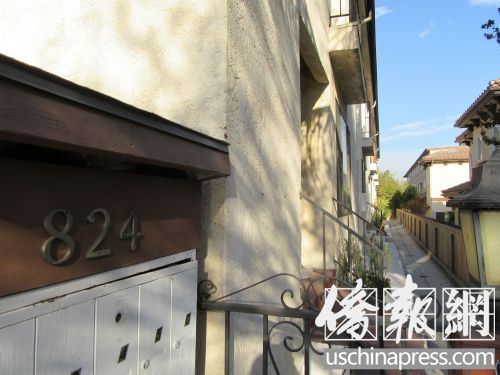 自称为华裔女子丈夫的嫌犯艾瑞特最后一个登记的公开地址位于阿市二街北824号的公寓楼。(图片来源：侨报记者翁羽摄)