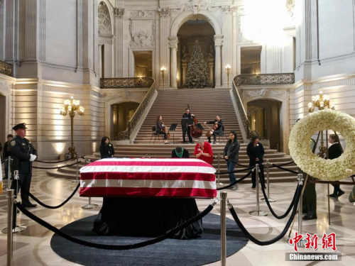 当地时间12月15日,美国旧金山举行李孟贤市长遗体告别仪式,纪念12日凌晨因心脏病去世的李孟贤。他是旧金山历史上首位华裔、亚裔市长,享年65岁。 <a target='_blank' href='http://www.chinanews.com/'>中新社</a>记者 刘丹 摄 当地时间12月15日,美国旧金山举行李孟贤市长遗体告别仪式,纪念12日凌晨因心脏病去世的李孟贤。他是旧金山历史上首位华裔、亚裔市长,享年65岁。 <a target='_blank' href='http://www.chinanews.com/'>中新社</a>记者 刘丹 摄