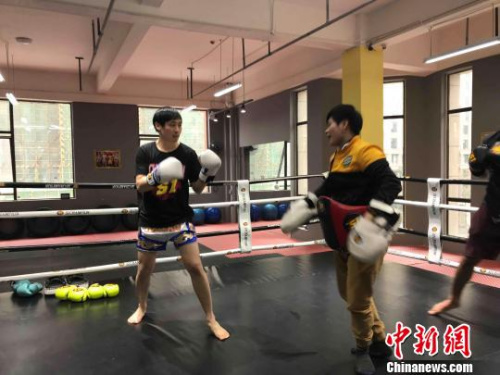 洪志青在练习泰拳。　魏尧 摄