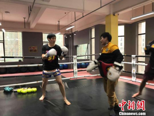 洪志青在练习泰拳。 魏尧 摄 洪志青在练习泰拳。 魏尧 摄
