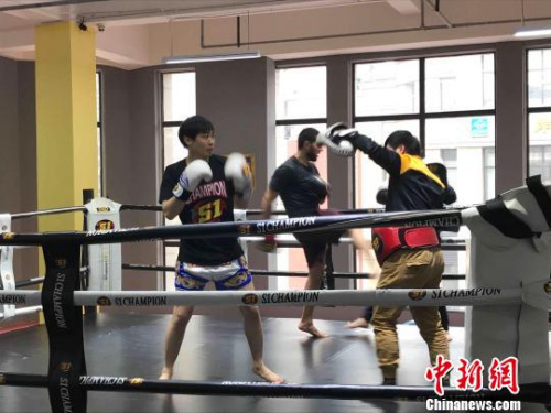 洪志青和学员一起练习泰拳。 魏尧 摄 洪志青和学员一起练习泰拳。 魏尧 摄