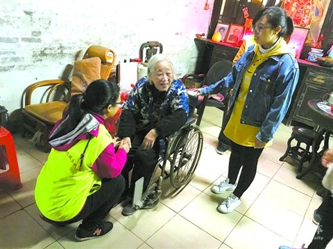 上周五,福禄社区、沙塘社区协同仁寿寺志愿者,为社区老人送温暖。/福禄社区居委会供图 上周五,福禄社区、沙塘社区协同仁寿寺志愿者,为社区老人送温暖。/福禄社区居委会供图