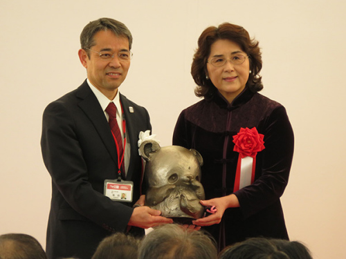 汪婉参赞向上野动物园园长福田丰赠送中国知名艺术家韩美林制作的铜像