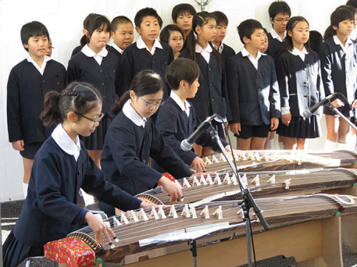 台东区立忍岡小学校学生在庆祝会上表演古筝
