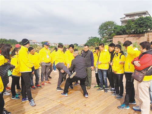 一名咏春拳师傅教华裔青少年腿法技术。 一名咏春拳师傅教华裔青少年腿法技术。