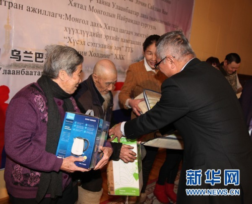 由中蒙文化教育暨社会发展基金会和旅蒙古国华侨协会发起的“暖冬计划”物资发放仪式16日在蒙古国首都乌兰巴托举行。 新华网发 阿斯钢摄 由中蒙文化教育暨社会发展基金会和旅蒙古国华侨协会发起的“暖冬计划”物资发放仪式16日在蒙古国首都乌兰巴托举行。 新华网发 阿斯钢摄
