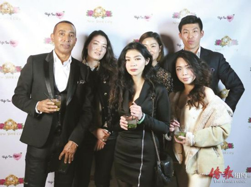 郑晓明(后排右一)和朋友一起出席High Tea Club的首次聚会。(管黎明摄)
