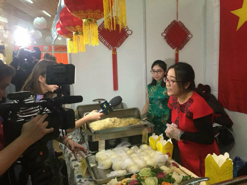 嘉宾体验中华美食。 嘉宾体验中华美食。