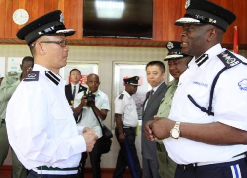 警察总监卡孔玛·坎恩向张键授予任职名片后进行交谈。 非洲《华侨周报》