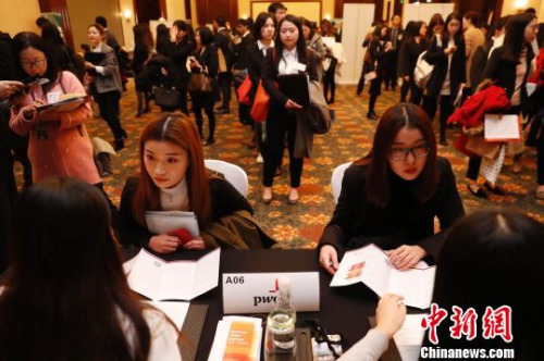 本届招聘会吸引了三十家国内外知名企业,参会学生人数近250人。 张亨伟 摄 本届招聘会吸引了三十家国内外知名企业,参会学生人数近250人。 张亨伟 摄