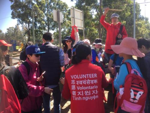 当地时间9月19日，在林老先生最后被目击的埃里克·莫布斯保护区(Eric Mobbs Reserve)附近，近百名华人志愿者进山寻人。(图片来源：澳洲新快网)