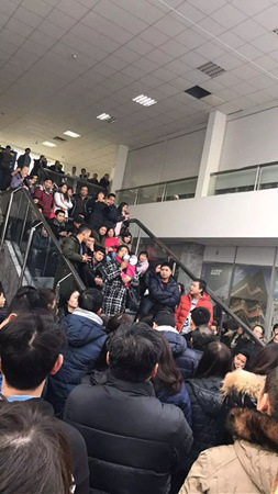 经营户们聚集在市场办公室外大厅。(《欧洲时报》中东欧版微信公众号) 经营户们聚集在市场办公室外大厅。(《欧洲时报》中东欧版微信公众号)