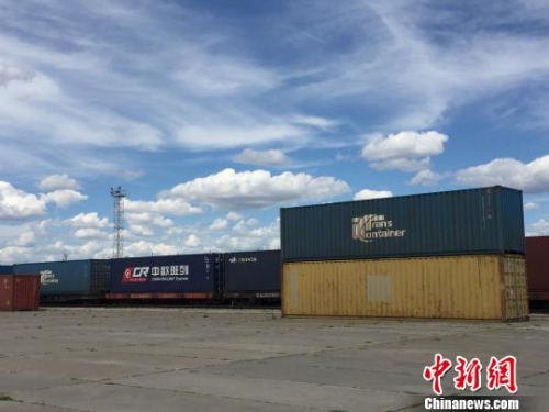通过中欧班列,来自日本、韩国和中国华南、华东、华北等地的汽车零件、机械设备、日用小商品等源源不断地运往欧洲各地。图为俄罗斯后贝加尔换轨站。 杨毅 摄 通过中欧班列,来自日本、韩国和中国华南、华东、华北等地的汽车零件、机械设备、日用小商品等源源不断地运往欧洲各地。图为俄罗斯后贝加尔换轨站。 杨毅 摄