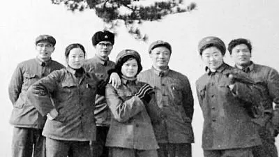  作为战地记者的严歌苓(一排最左)和战友