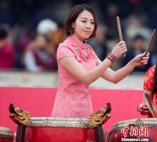 广东第二师范学院青年教授余少萤是岭南有名女司鼓。 受访者提供