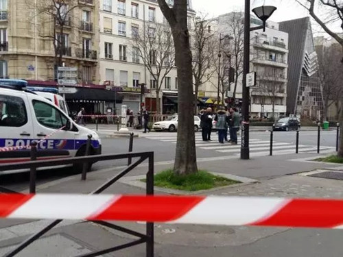 资料图：当地时间2月26日，一男子在巴黎13区劫车后，在意大利广场附近闯红灯，撞伤一对华人父子。图为警方在事发现场进行调查。（图片来源：《欧洲时报》微信公众号）