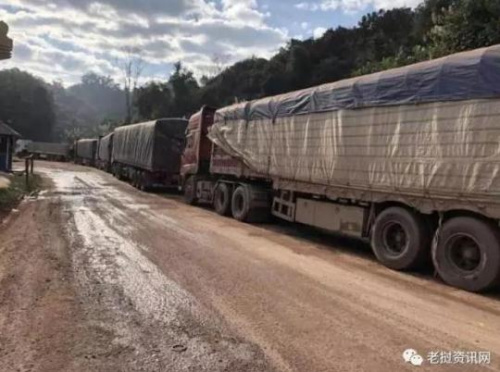 被堵在路上的货车 (老挝资讯网微信公众号)