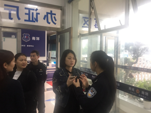 民警向来派出所办事的群众耐心详解平台办理程序 民警向来派出所办事的群众耐心详解平台办理程序