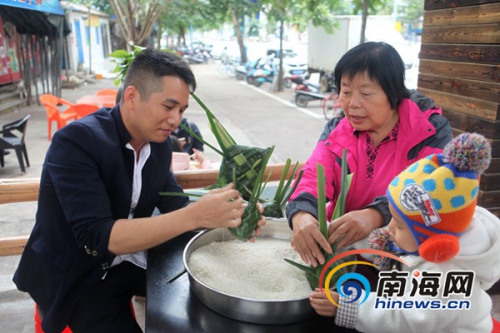市民体验做“落”。万宁市供图 市民体验做“落”。万宁市供图