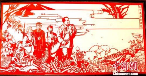 巨幅剪纸作品《而今迈步从头越》歌颂了红军的顽强意志 宋俊初 摄