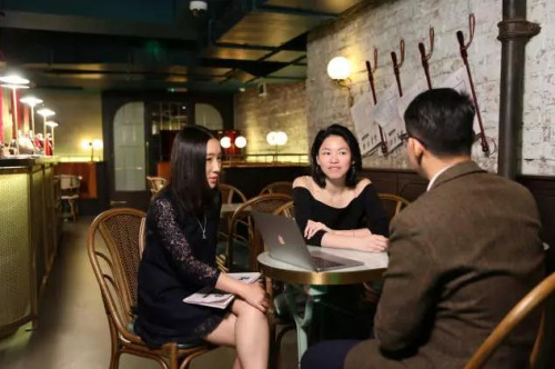 汤子慕、唐诗与创业小伙伴商讨策划书（《欧洲时报》英国版微信公号“英伦圈”）