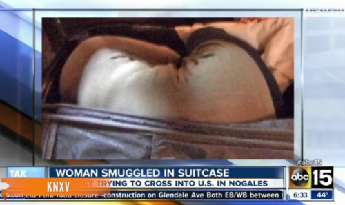 美国海关和边境保护局2013年12月在亚利桑那州诺加莱斯(Nogales)拦下一辆汽车，打开车上一个大行李箱，看到里面一名泰国女子。开车人试图将那名女子从墨西哥偷运到美国。(美国中文网视频截图)