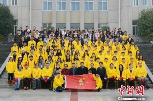 图为2017年海外华裔青少年“中国寻根之旅”冬令营重庆营成员合影。