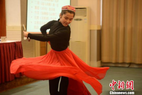 图为中国学生带来舞蹈表演。