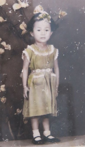 诺莱妮童年时所拍的个人照。（图：马来西亚《星洲日报》）