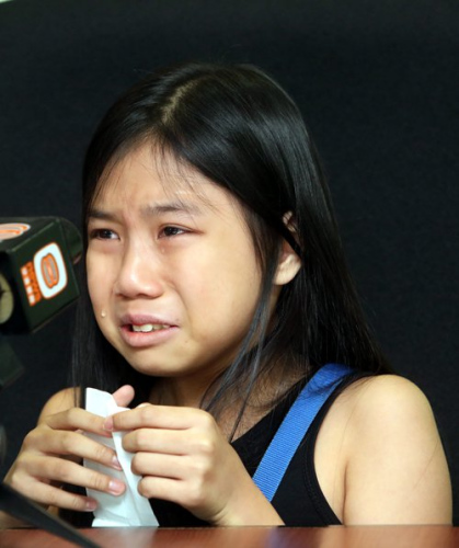 佳妤谈到妹妹病情时,不禁落下眼泪。 佳妤谈到妹妹病情时,不禁落下眼泪。