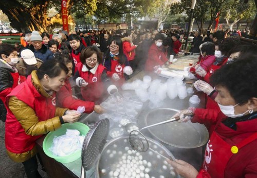 图1：2017年12月22日，冬至，温州许多年轻志愿者来到红日亭，向过往市民派送热气腾腾的汤圆。