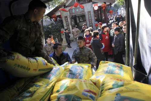 图5：2016年1月25日，温州军分区向“红日亭”捐赠5000斤大米，温州军分区已连续七年向“红日亭”捐赠大米。