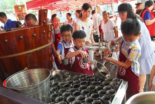 图6：2017年暑期，散布在鹿城区大街小巷的86个的伏茶点上，每天有上千名学生来帮忙端茶送水，为高温下的市民奉献爱心。