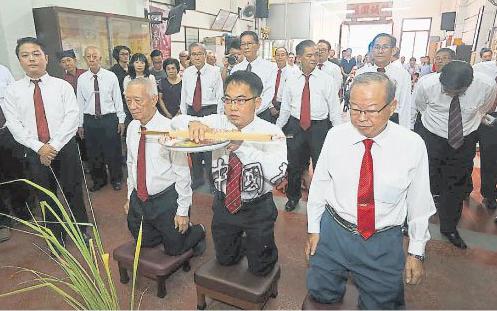 薛任评(前排中)率领会馆三大机构理事会及会员参与祭祖。左起为沈镜河及陈雅池。(马来西亚《中国报》/陈文祥 摄) 薛任评(前排中)率领会馆三大机构理事会及会员参与祭祖。左起为沈镜河及陈雅池。(马来西亚《中国报》/陈文祥 摄)