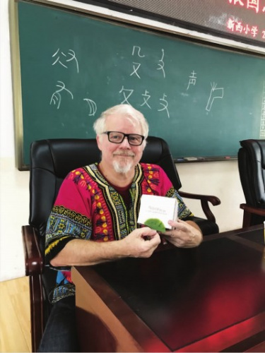 理查德展示孩子们送给他的礼物。(除署名外,均受访者供图) 理查德展示孩子们送给他的礼物。(除署名外,均受访者供图)