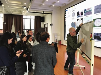 讲座结束后,还有不少学生围着理查德探讨汉字问题。本报记者王星摄 讲座结束后,还有不少学生围着理查德探讨汉字问题。本报记者王星摄