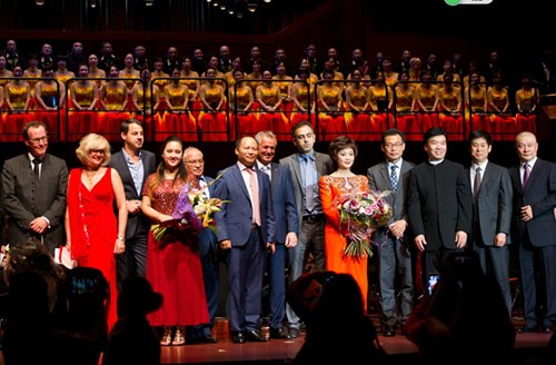 杨明先生(左六)出席中德45周年庆典活动后与当地政府官员及演员代表合影。中国驻法兰克福总领事王顺卿(右四) 杨明先生(左六)出席中德45周年庆典活动后与当地政府官员及演员代表合影。中国驻法兰克福总领事王顺卿(右四)