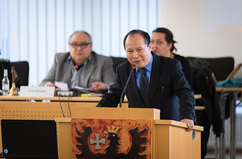 杨明先生在德国黑森州议会发言。 杨明先生在德国黑森州议会发言。