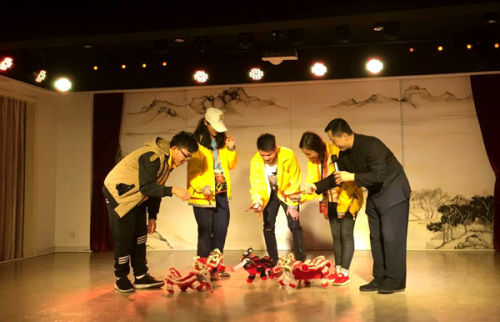 营员表演提线木偶。 营员表演提线木偶。
