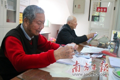 采编队伍的不稳定性和老年化已引起侨刊乡讯工作者的担忧。图为《梅阁侨刊》采编人员在进行稿件校对。 戴惠甜 摄 采编队伍的不稳定性和老年化已引起侨刊乡讯工作者的担忧。图为《梅阁侨刊》采编人员在进行稿件校对。 戴惠甜 摄